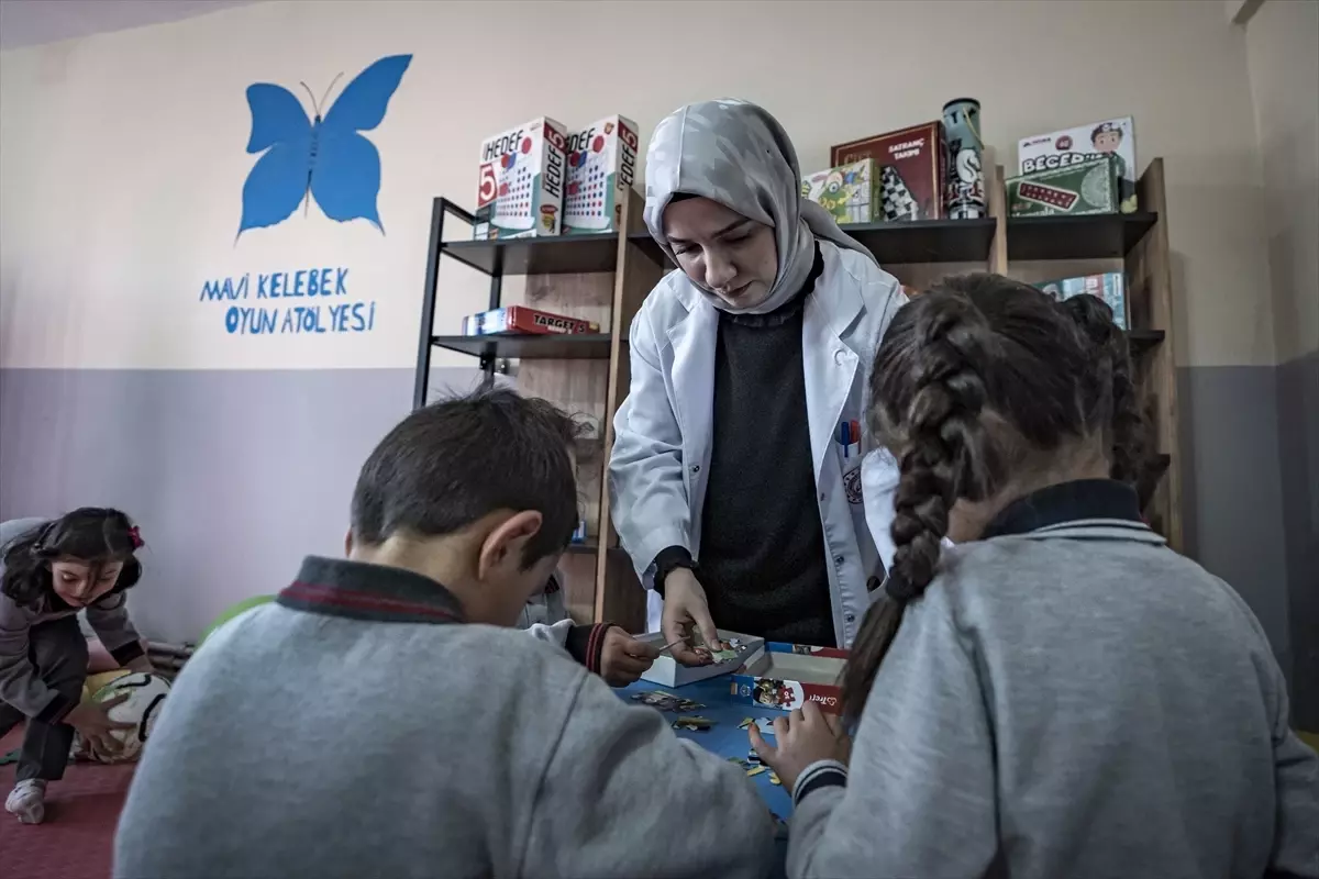 Nagehan öğretmen, kırsaldaki okulda 13 öğrencisi için kömürlüğü oyun atölyesine çevirdi