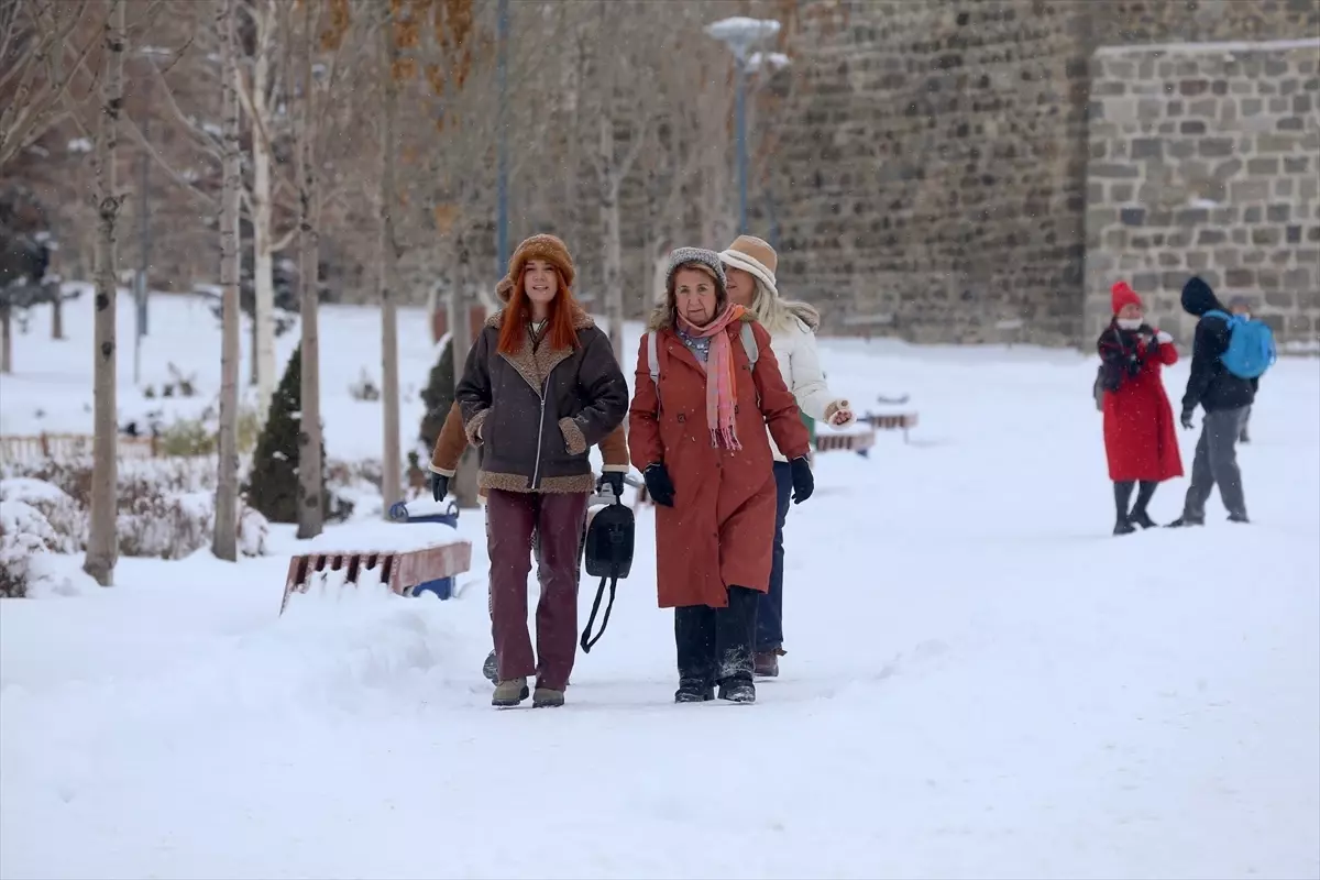 Doğu Anadolu’da Kar Yağışı Ulaşımı Engelliyor