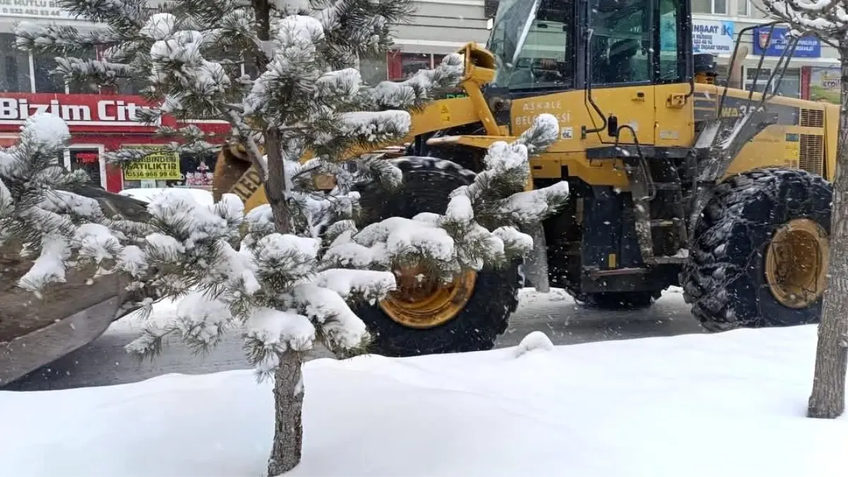 Aşkale’de kar temizleme çalışmaları son sürat devam ediyor