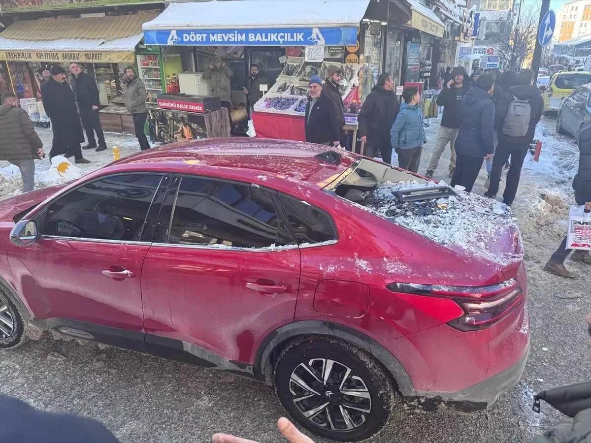 Kar Kütlesi Araca Zarar Verdi