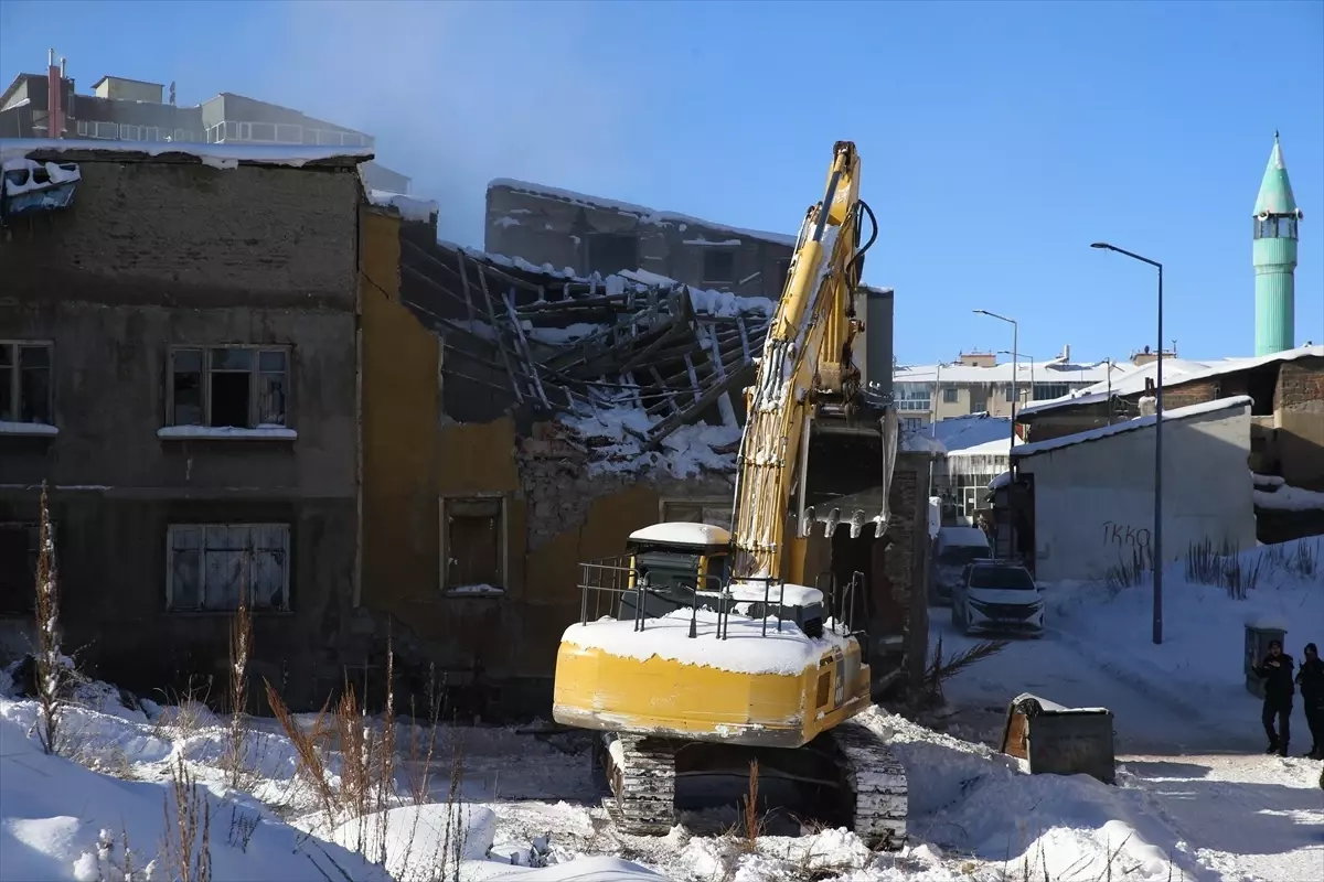 Erzurum’da Metruk Binaların Yıkımına Başlandı