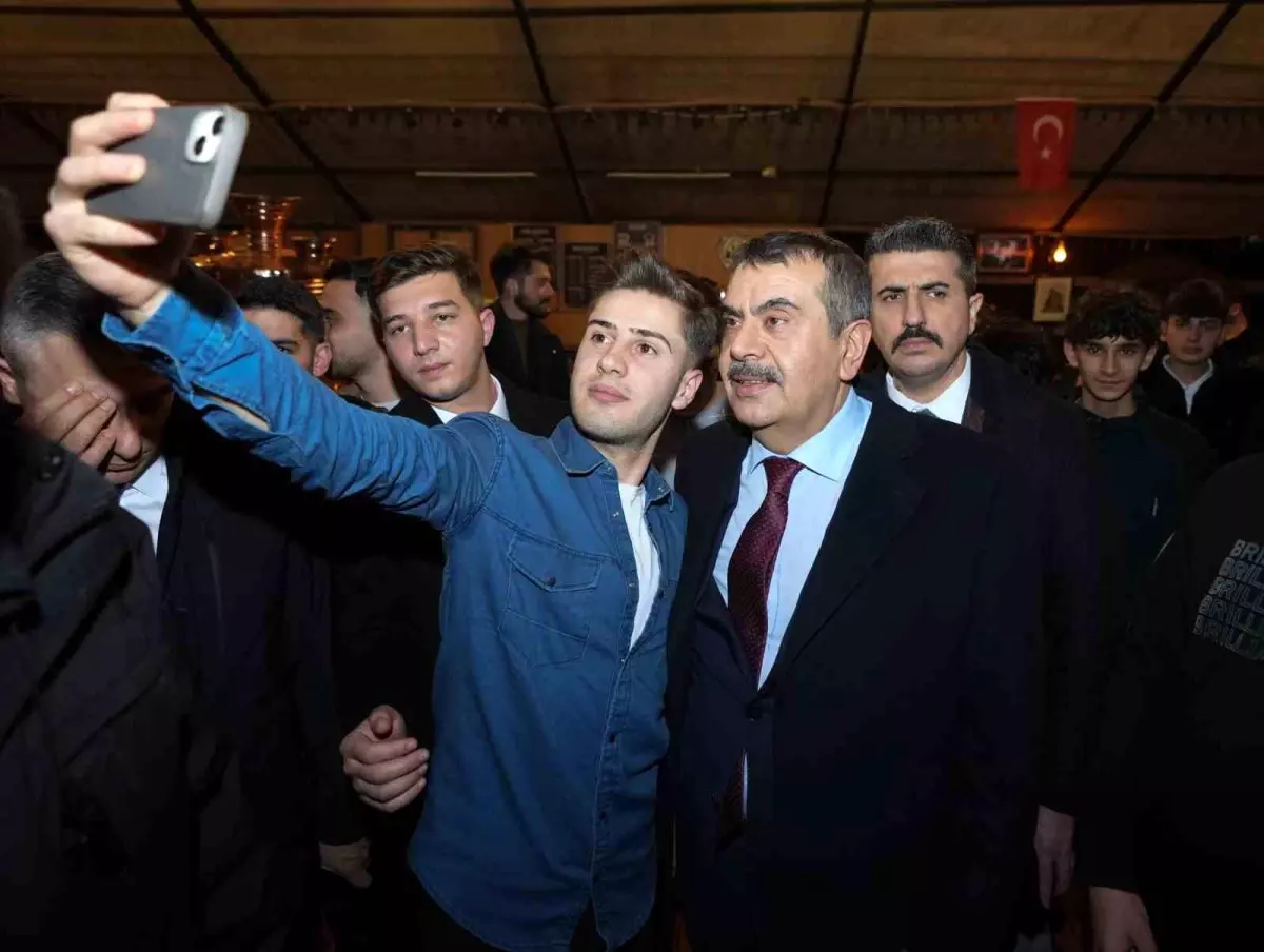 Bakan Tekin Erzurum’da Gençlerle Buluştu