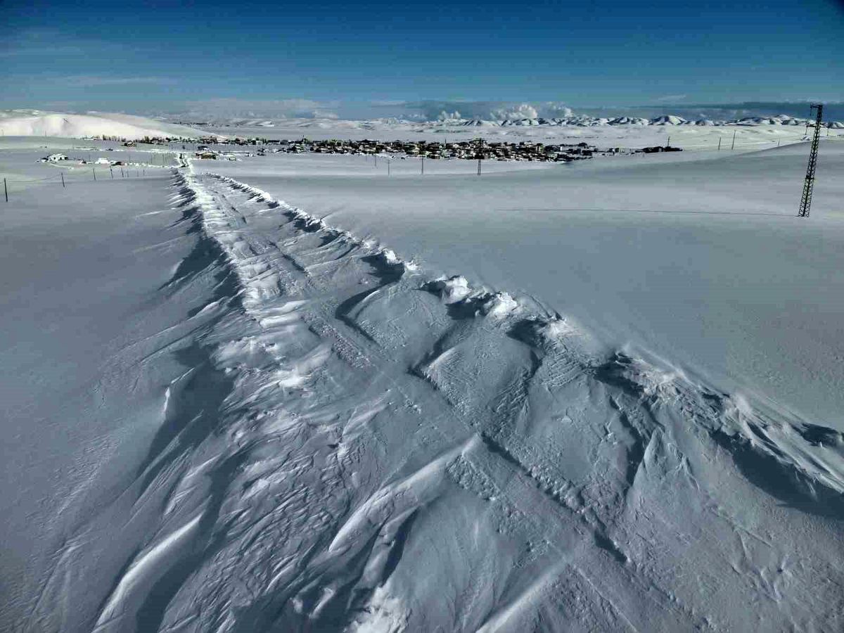 Karayazı’da karla mücadele: Kapalı yollar açıldı, öğrenciler okullarına ulaştı