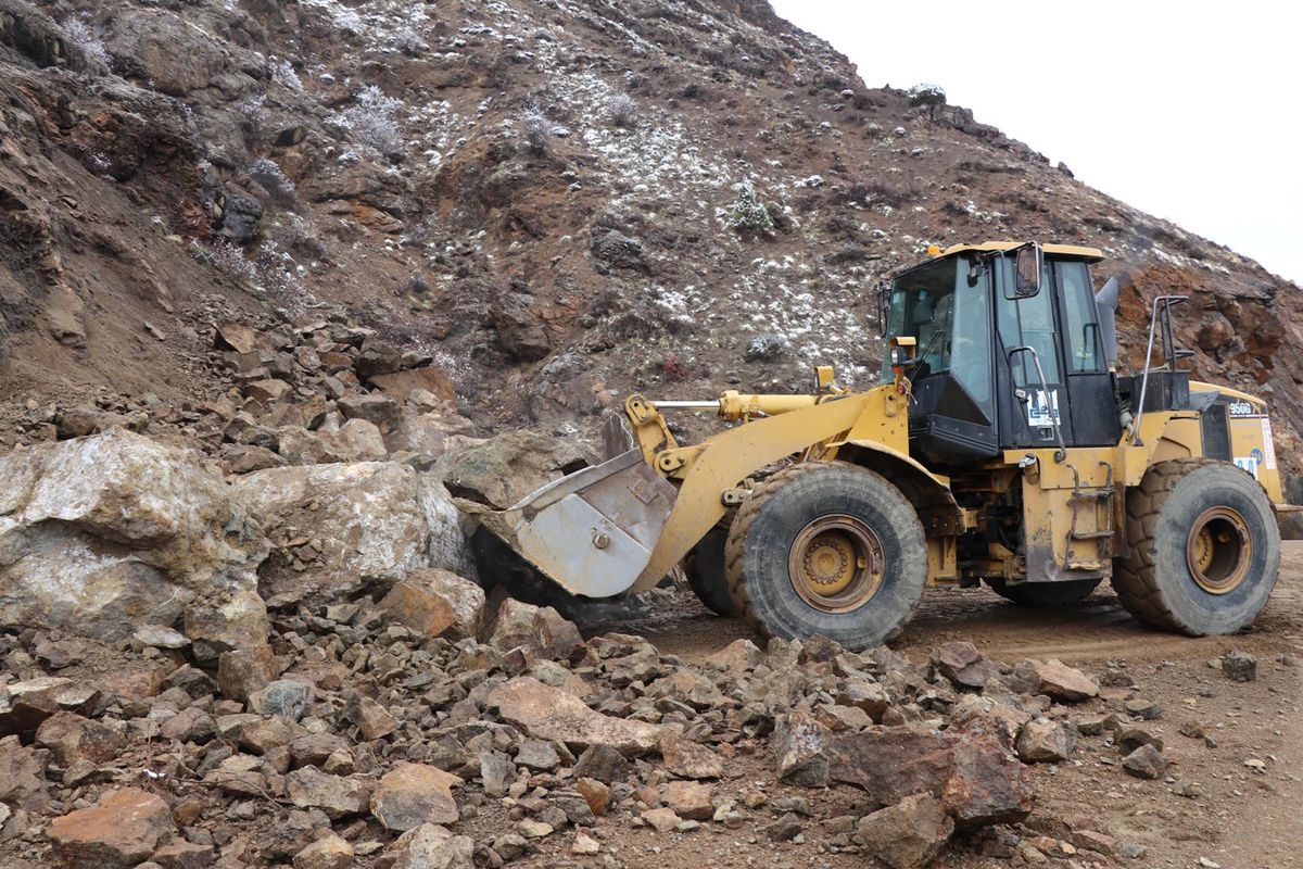 Oltu’da Heyelan: Yol Temizlik Çalışmaları Başladı
